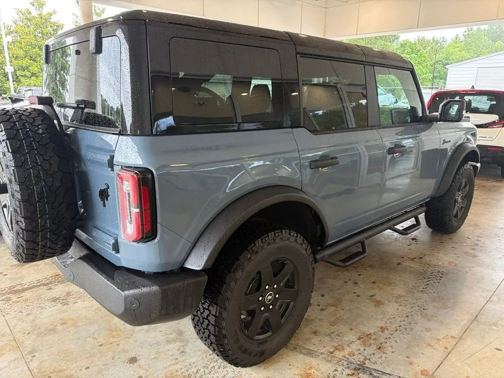 2025 Ford Bronco Outer Banks thumbnail 3