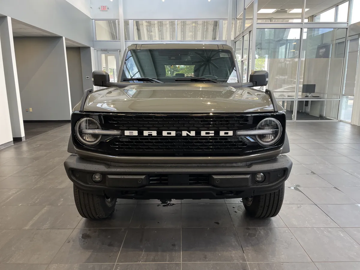 2025 Ford Bronco Outer Banks thumbnail 2