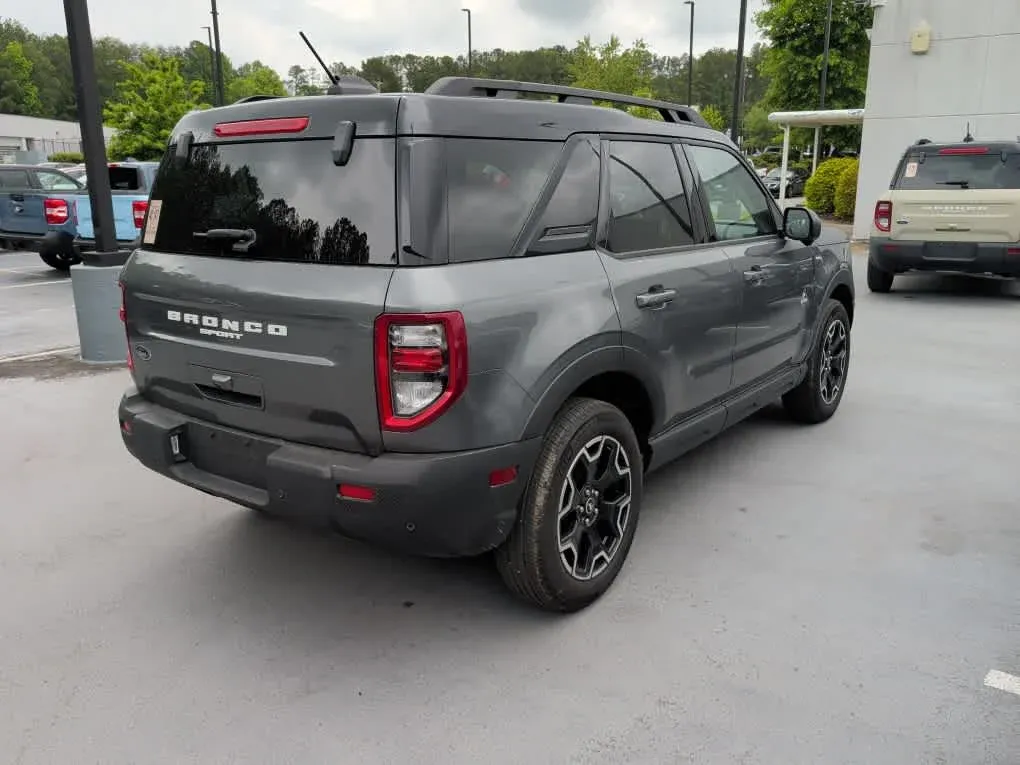 2025 Ford Bronco Sport Outer Banks thumbnail 3