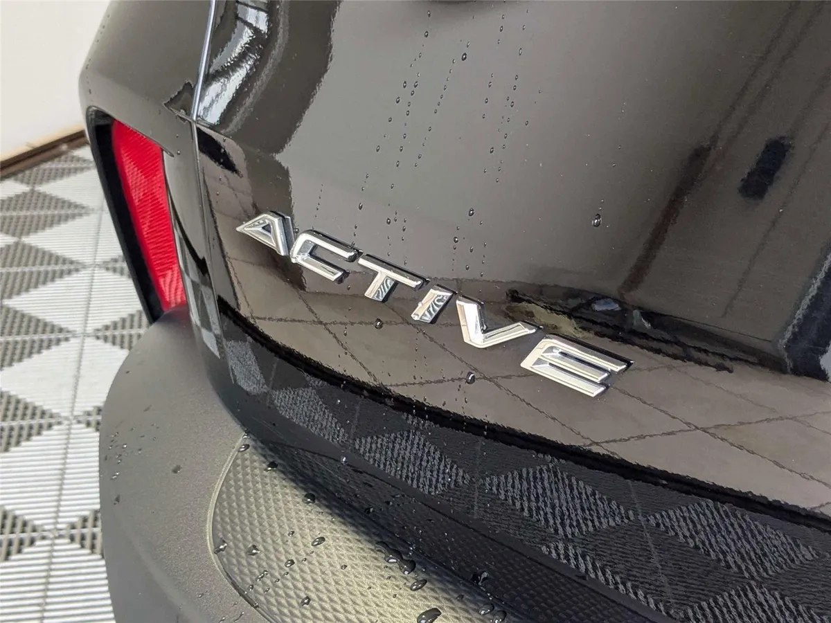 2025 Ford Escape Active thumbnail 8