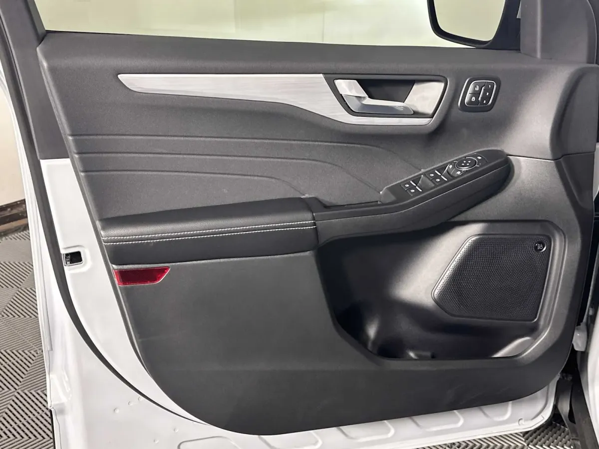 2025 Ford Escape PHEV thumbnail 11