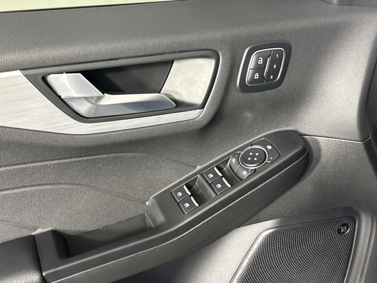 2025 Ford Escape PHEV thumbnail 12
