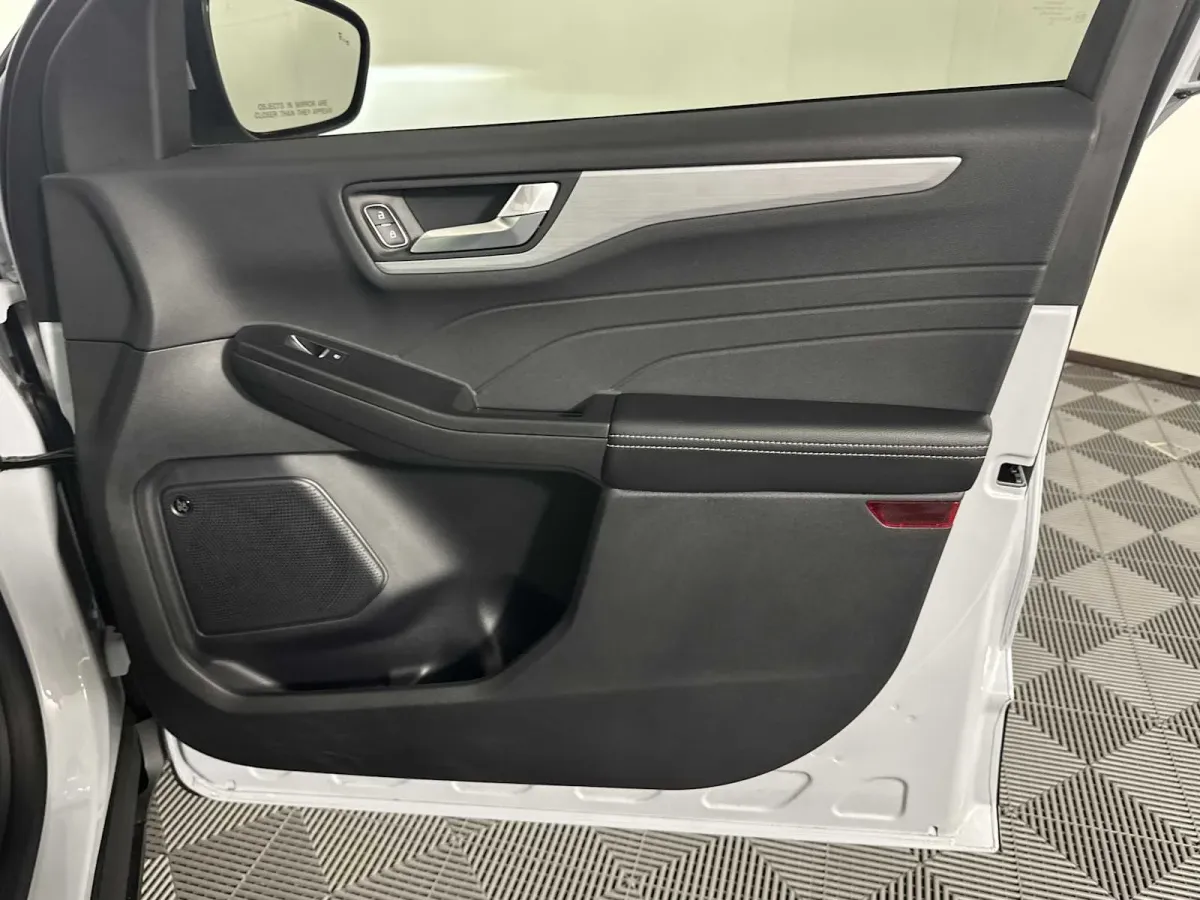 2025 Ford Escape PHEV thumbnail 17