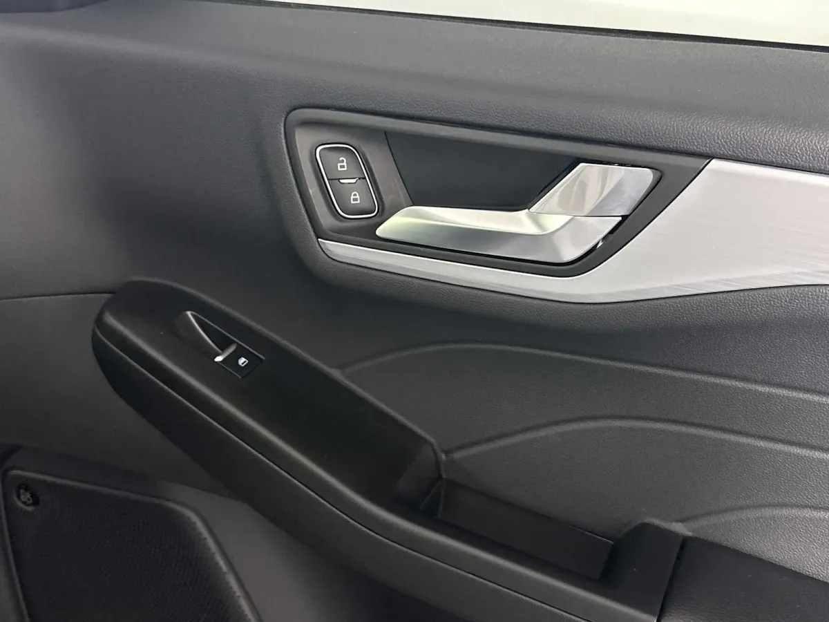 2025 Ford Escape PHEV thumbnail 18