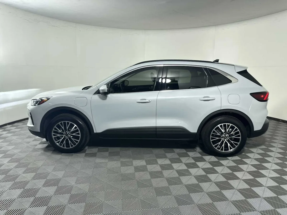 2025 Ford Escape PHEV thumbnail 4