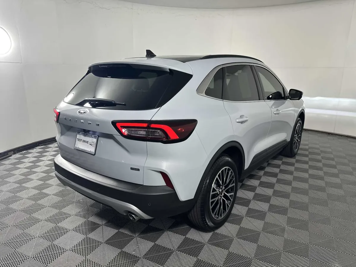 2025 Ford Escape PHEV thumbnail 8