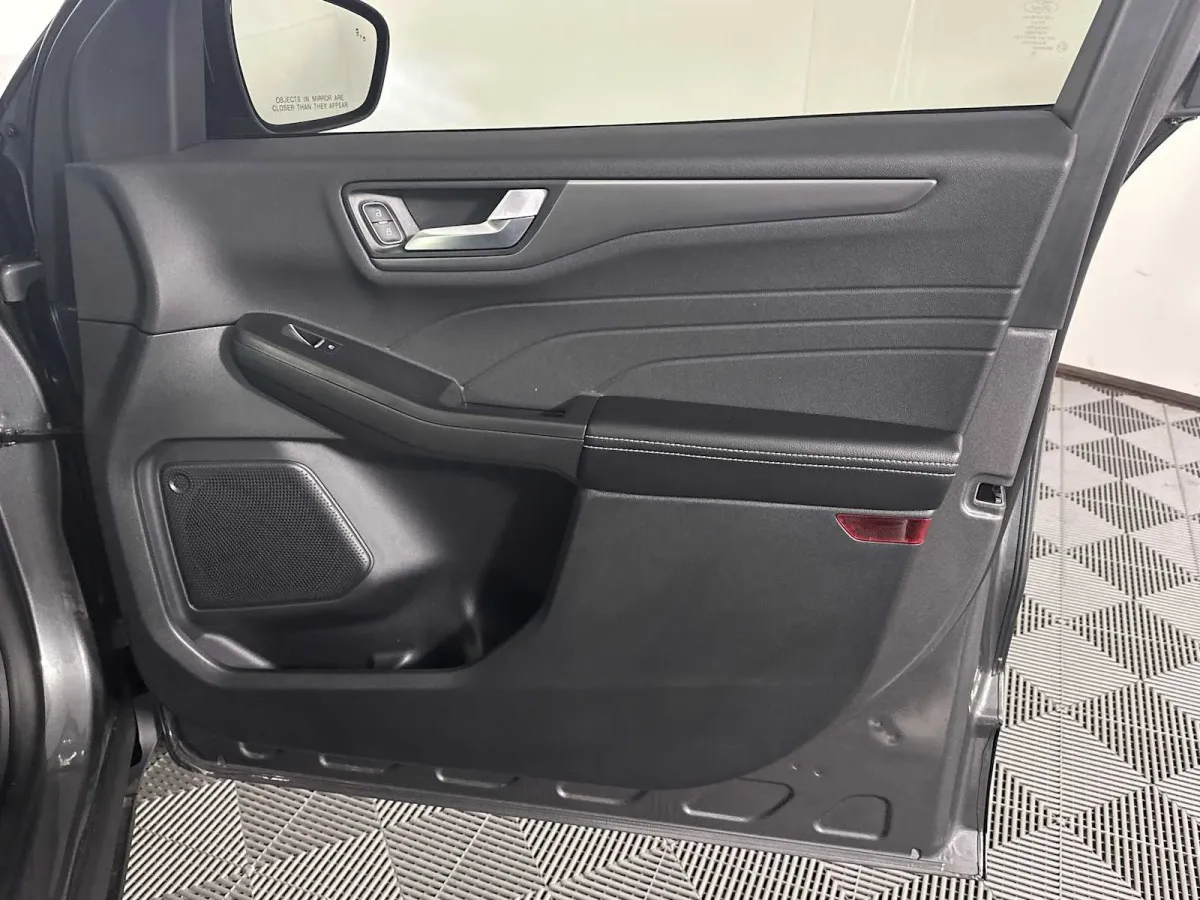 2025 Ford Escape PHEV thumbnail 18