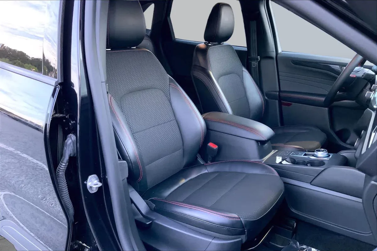 2025 Ford Escape ST-Line thumbnail 9