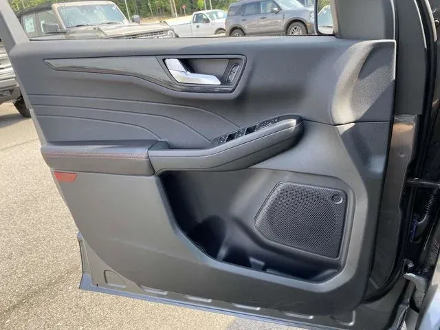 2025 Ford Escape ST-Line thumbnail 12