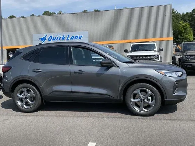 2025 Ford Escape ST-Line thumbnail 2