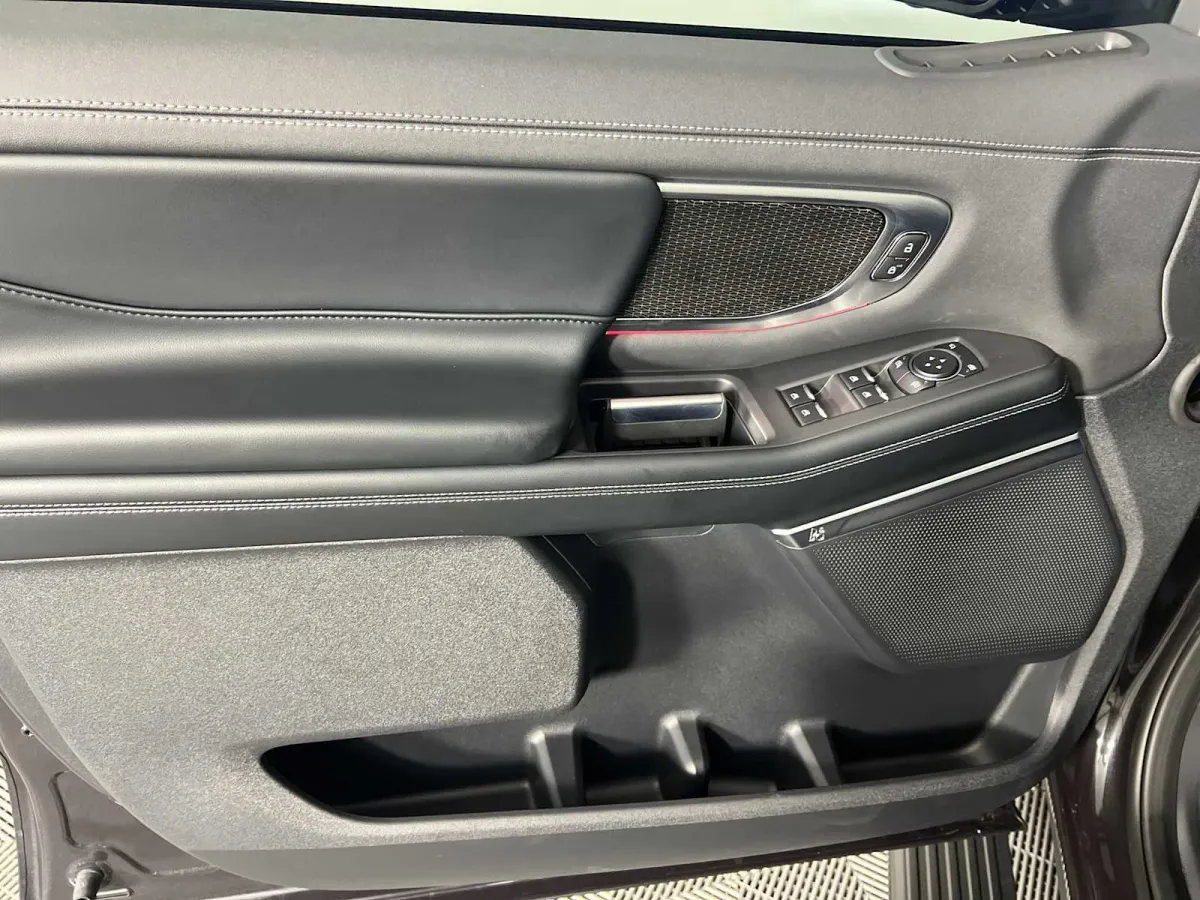 2025 Ford Expedition MAX Platinum thumbnail 12