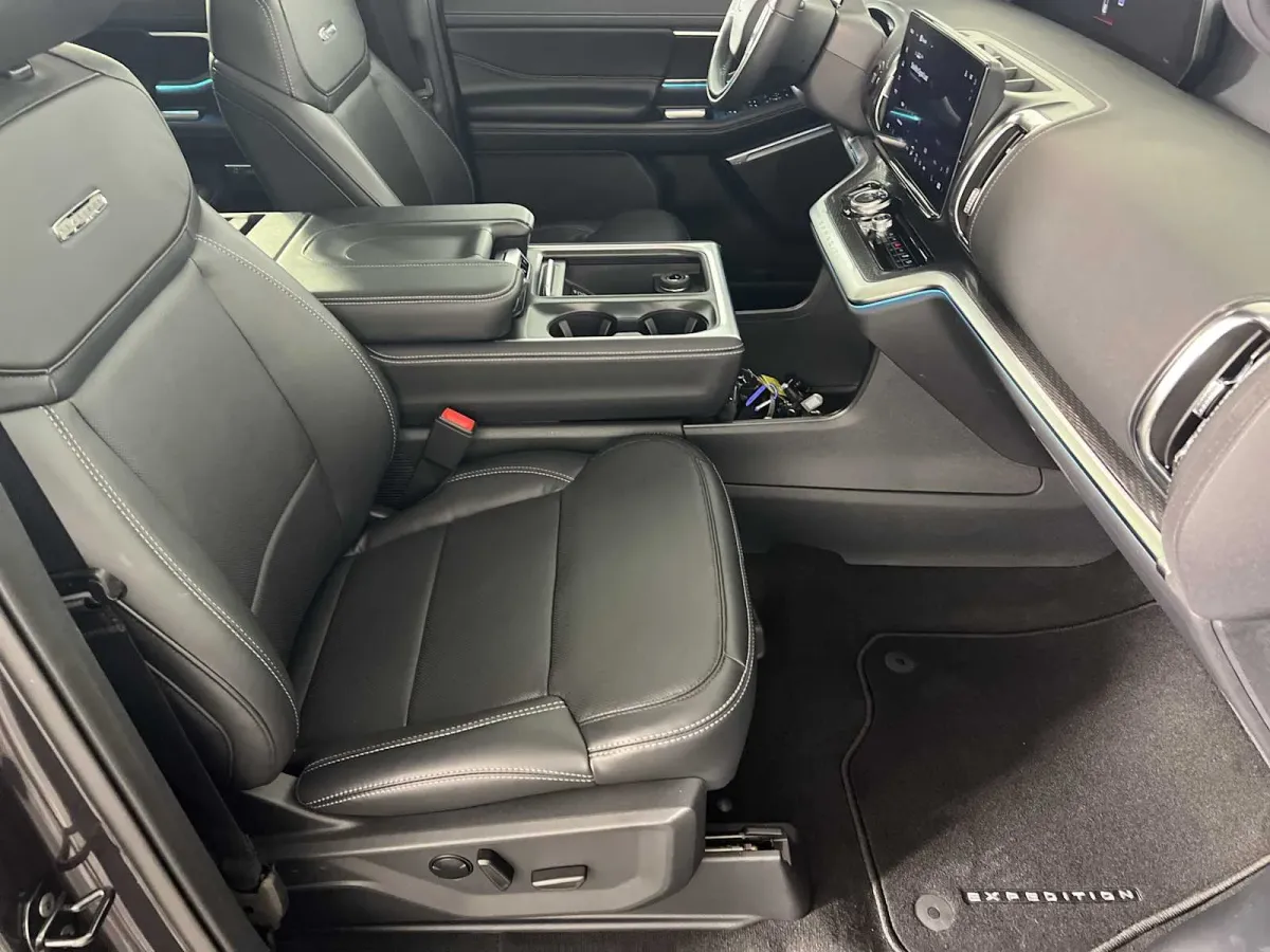 2025 Ford Expedition MAX Platinum thumbnail 15