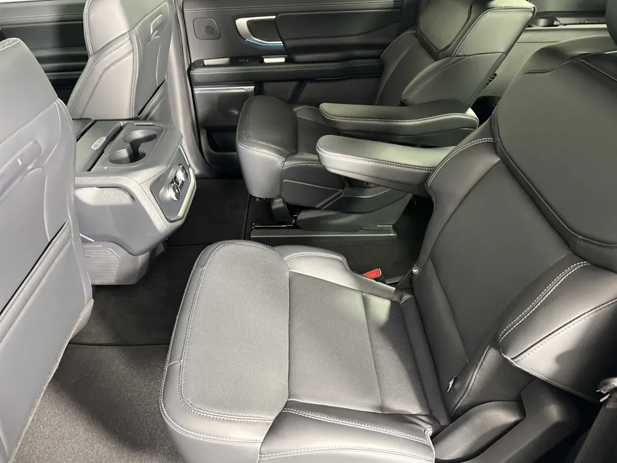 2025 Ford Expedition MAX Platinum thumbnail 27
