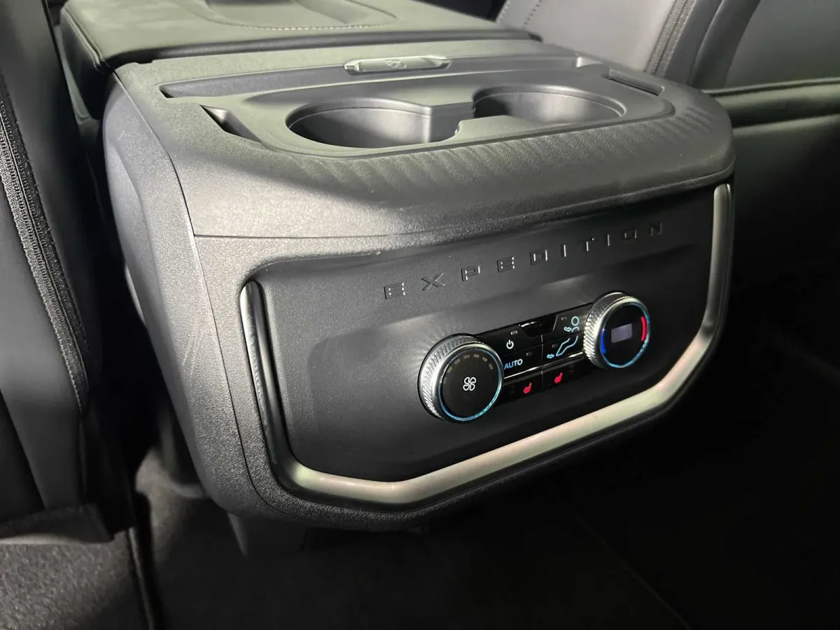 2025 Ford Expedition MAX Platinum thumbnail 28