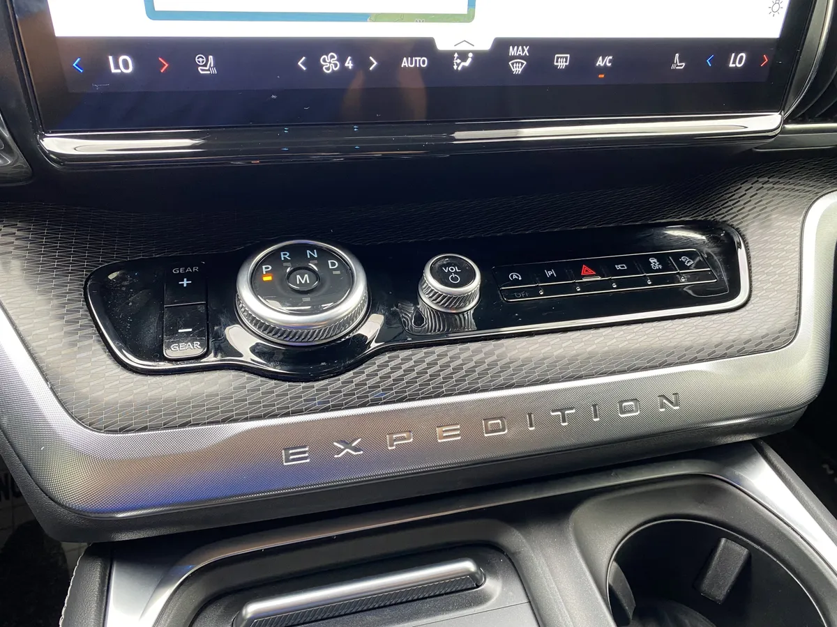 2025 Ford Expedition Max Platinum thumbnail 28