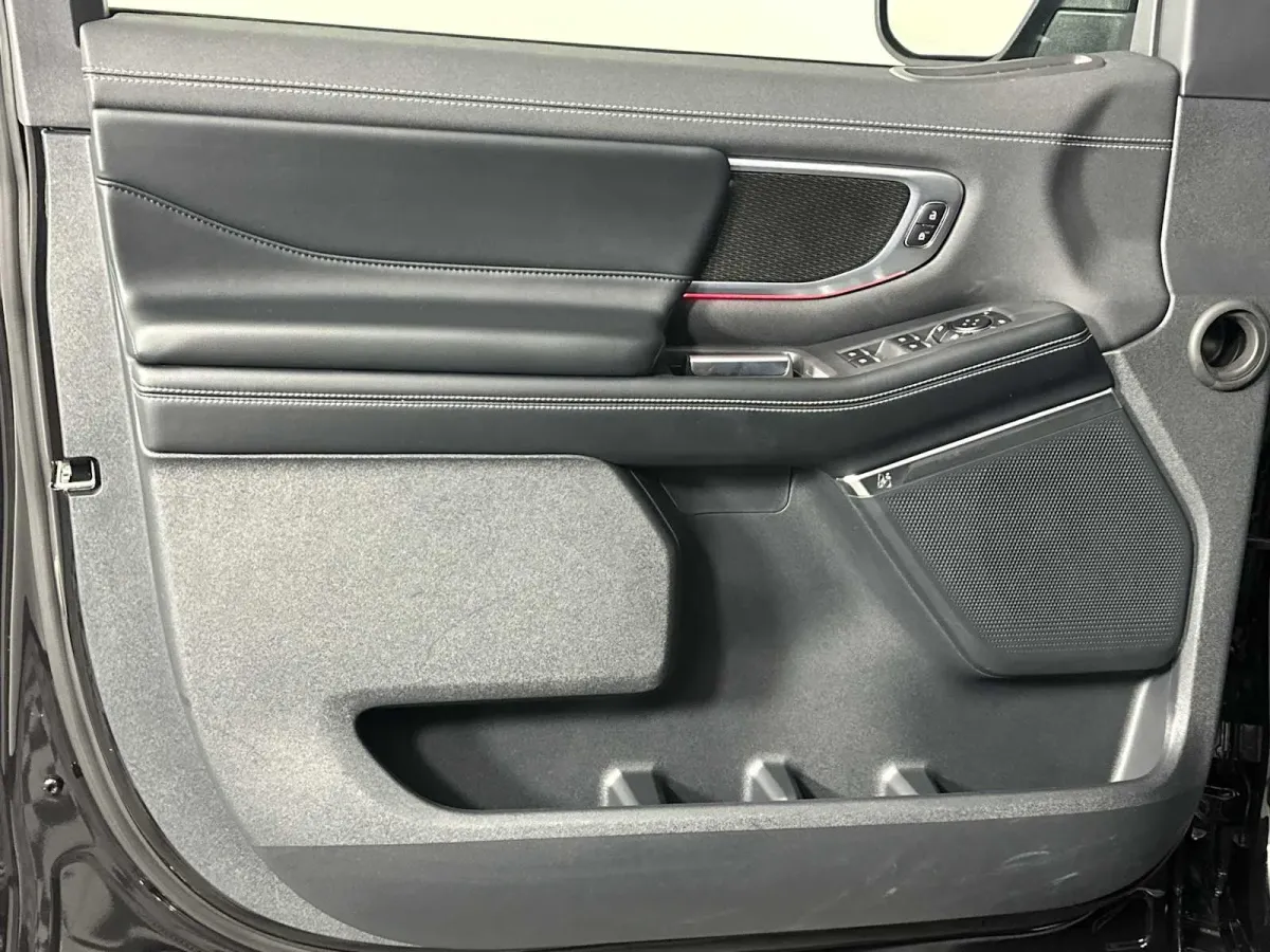 2025 Ford Expedition Platinum thumbnail 10