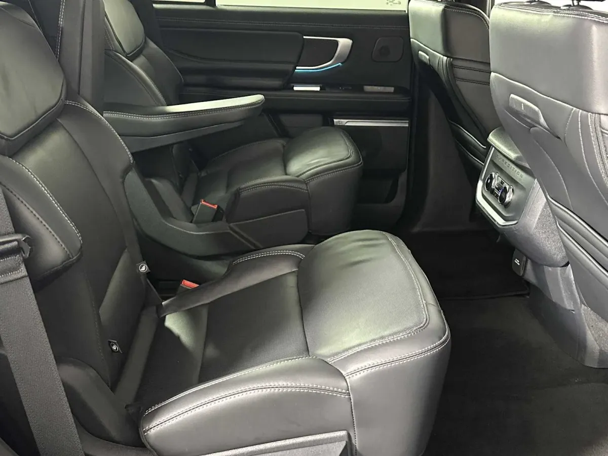 2025 Ford Expedition Platinum thumbnail 19