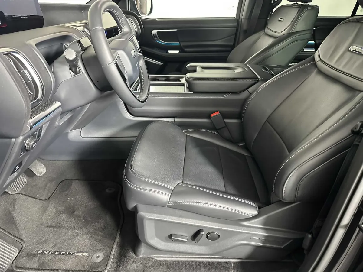 2025 Ford Expedition Platinum thumbnail 8