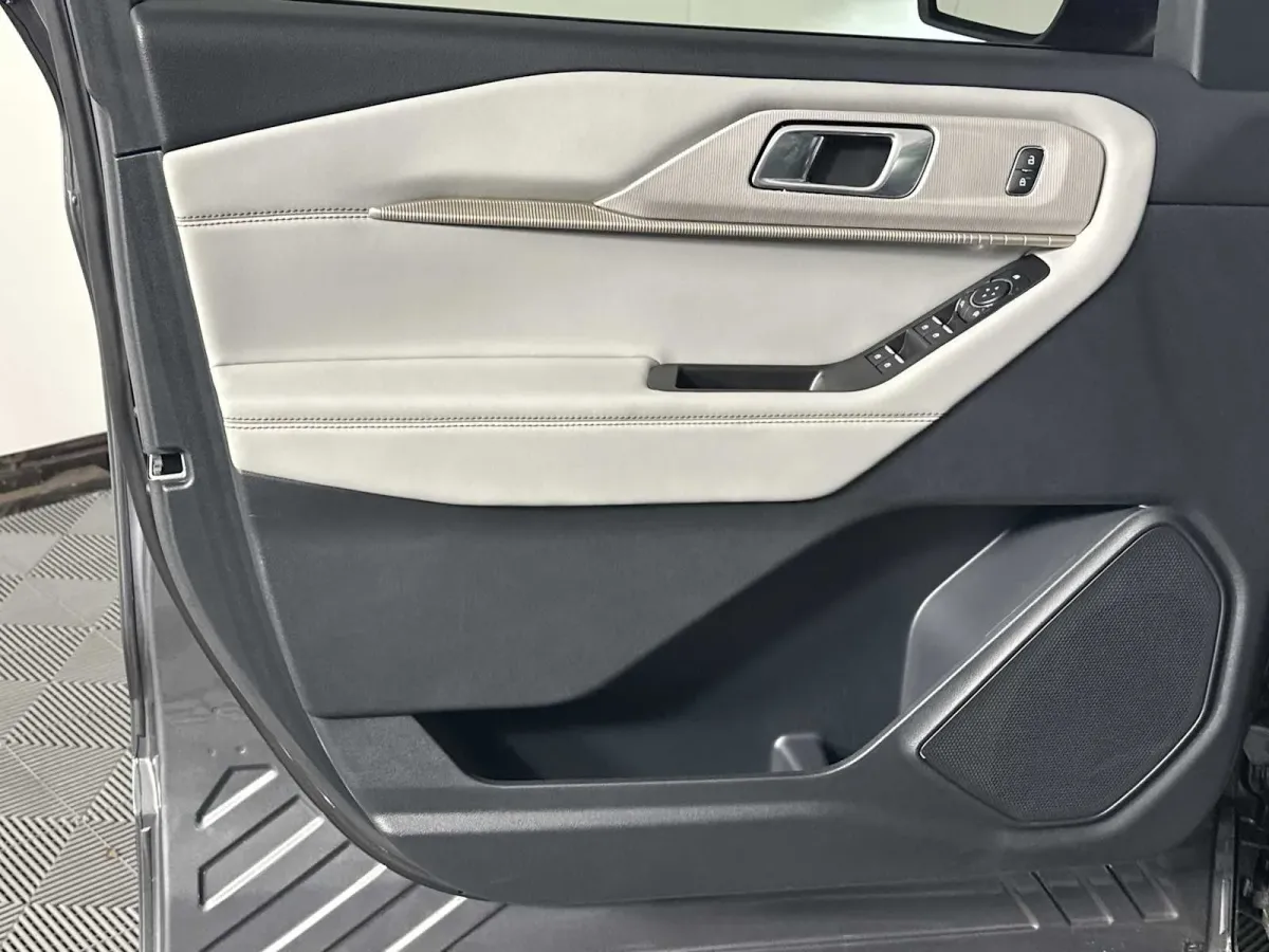 2025 Ford Explorer Active thumbnail 10