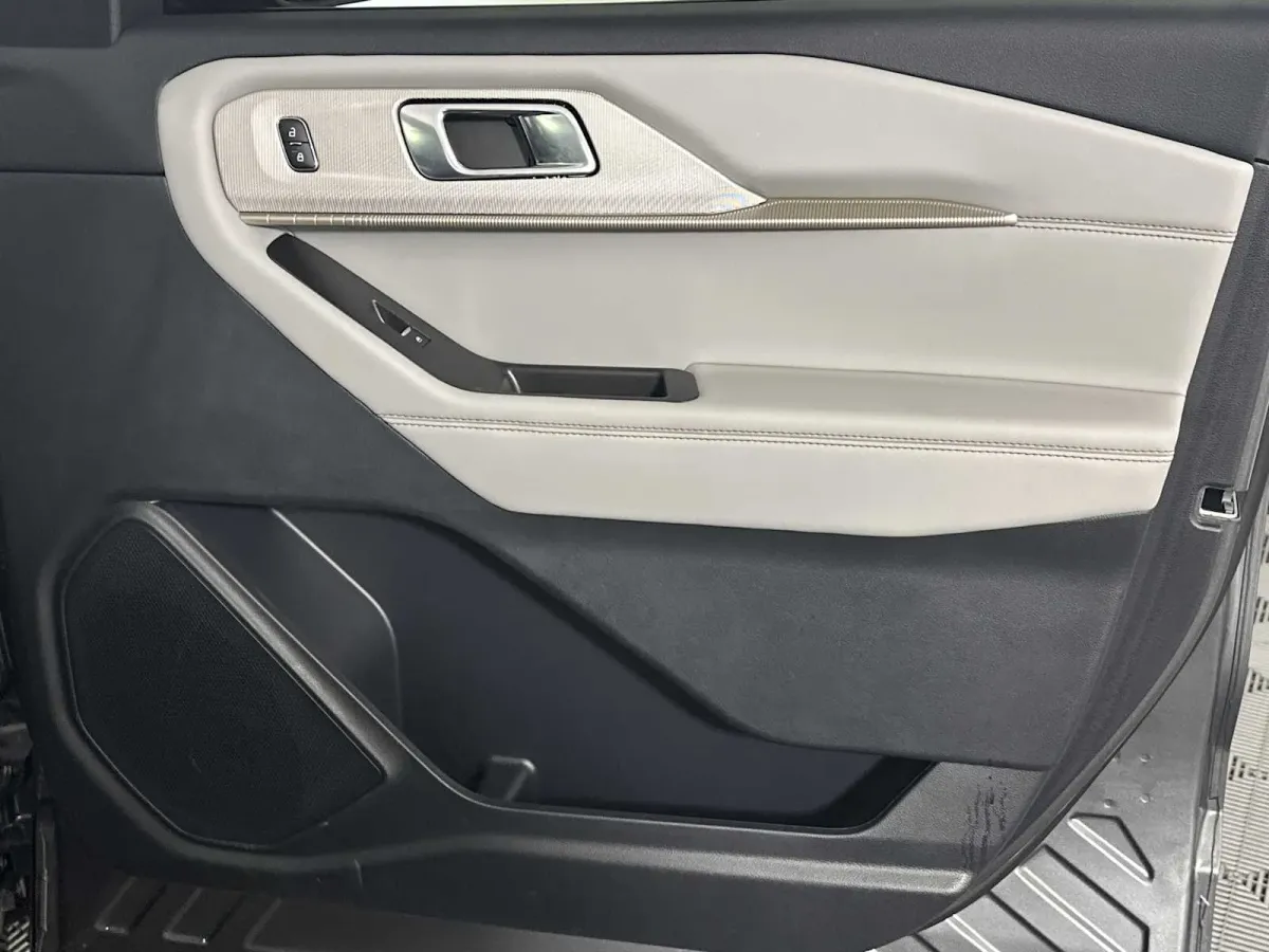 2025 Ford Explorer Active thumbnail 17