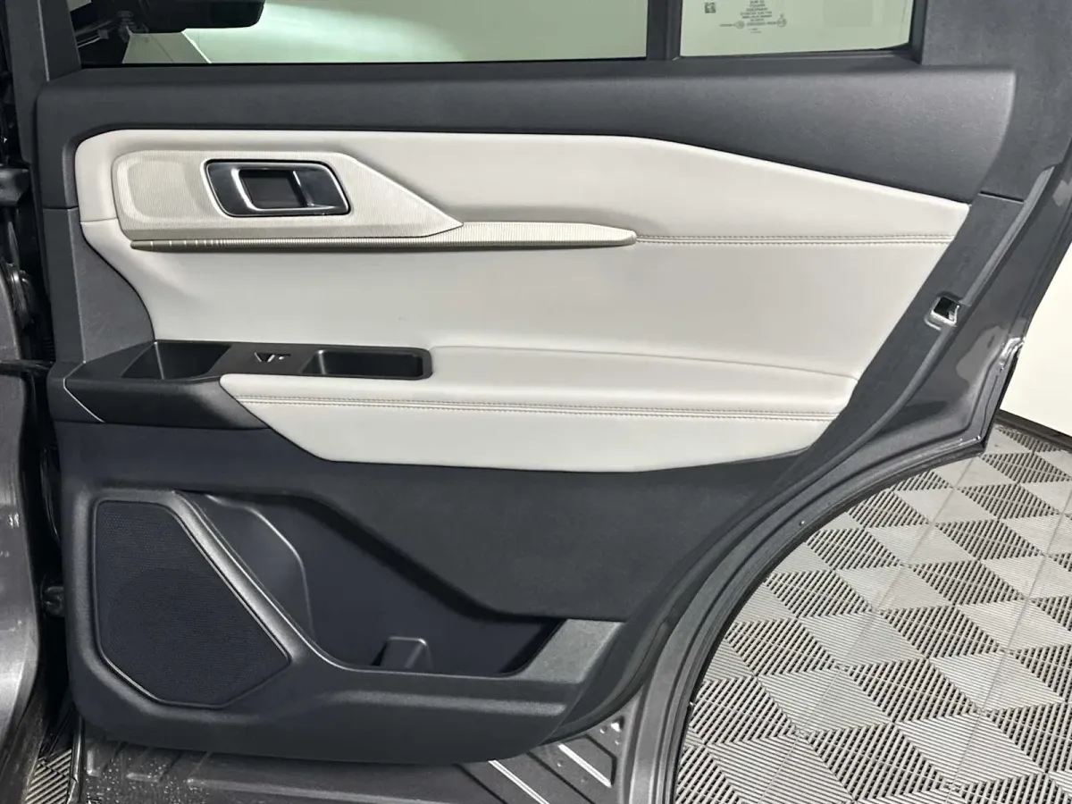 2025 Ford Explorer Active thumbnail 19
