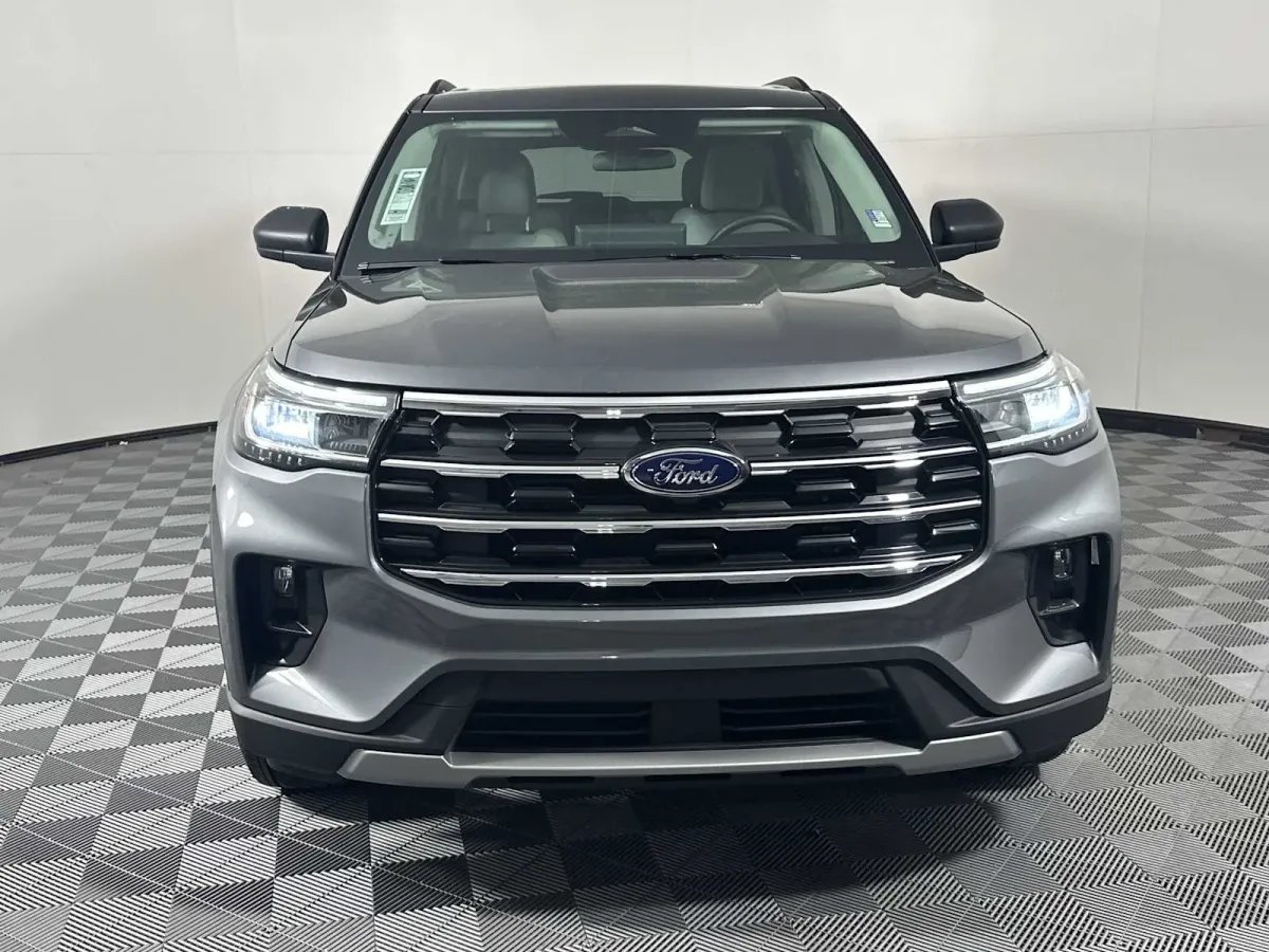 2025 Ford Explorer Active thumbnail 2