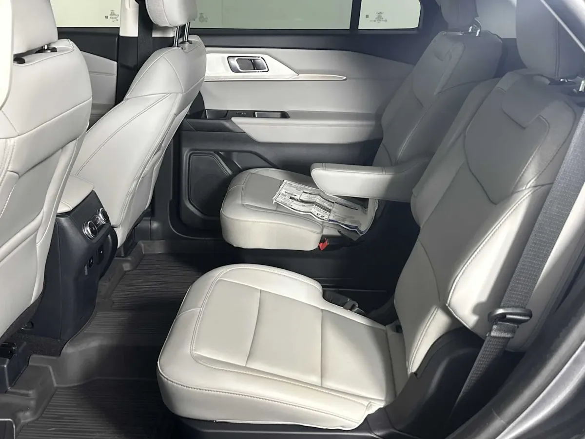 2025 Ford Explorer Active thumbnail 24