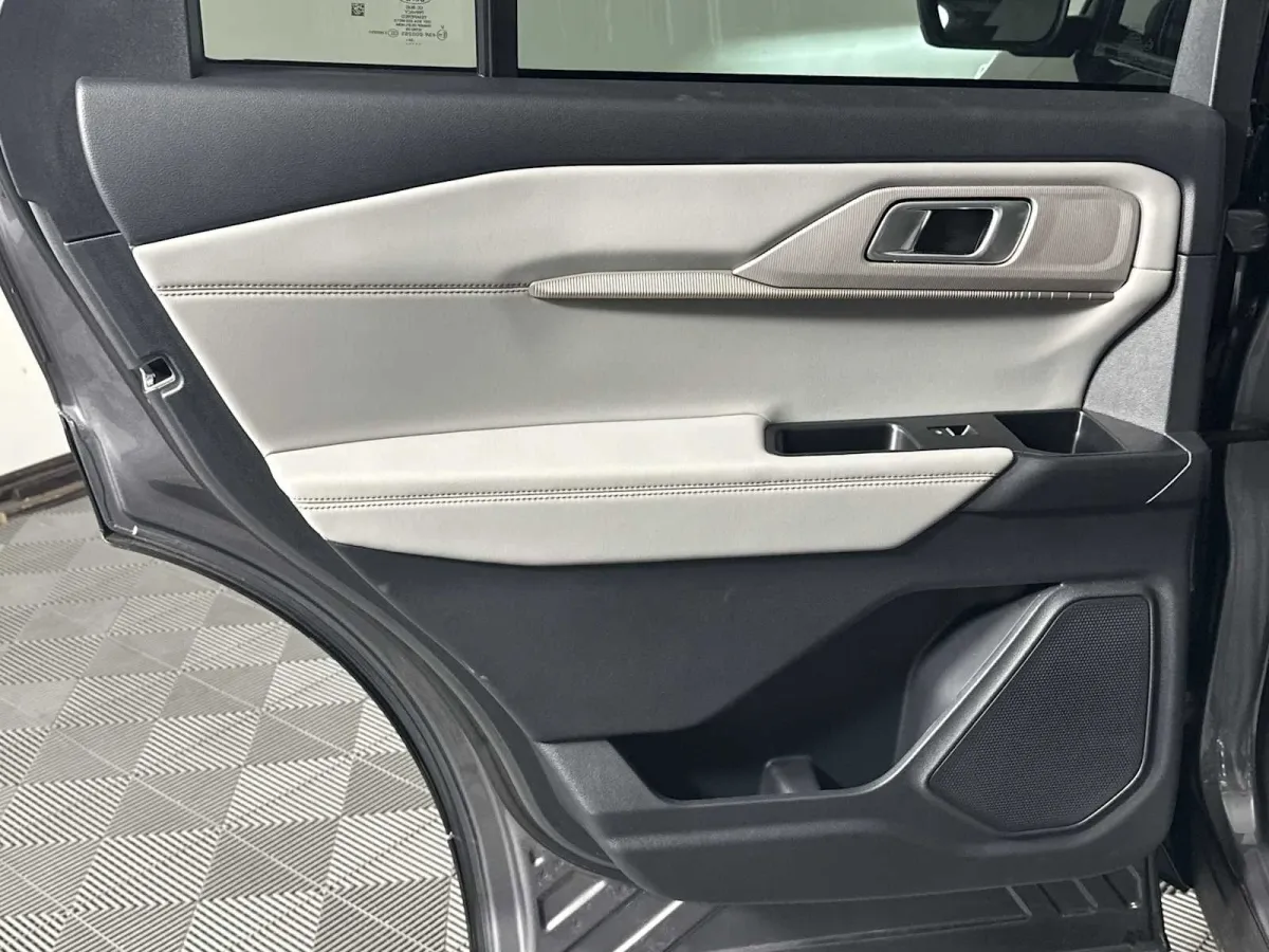 2025 Ford Explorer Active thumbnail 25