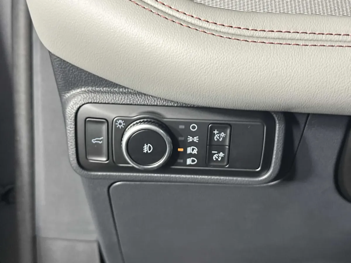 2025 Ford Explorer Active thumbnail 28