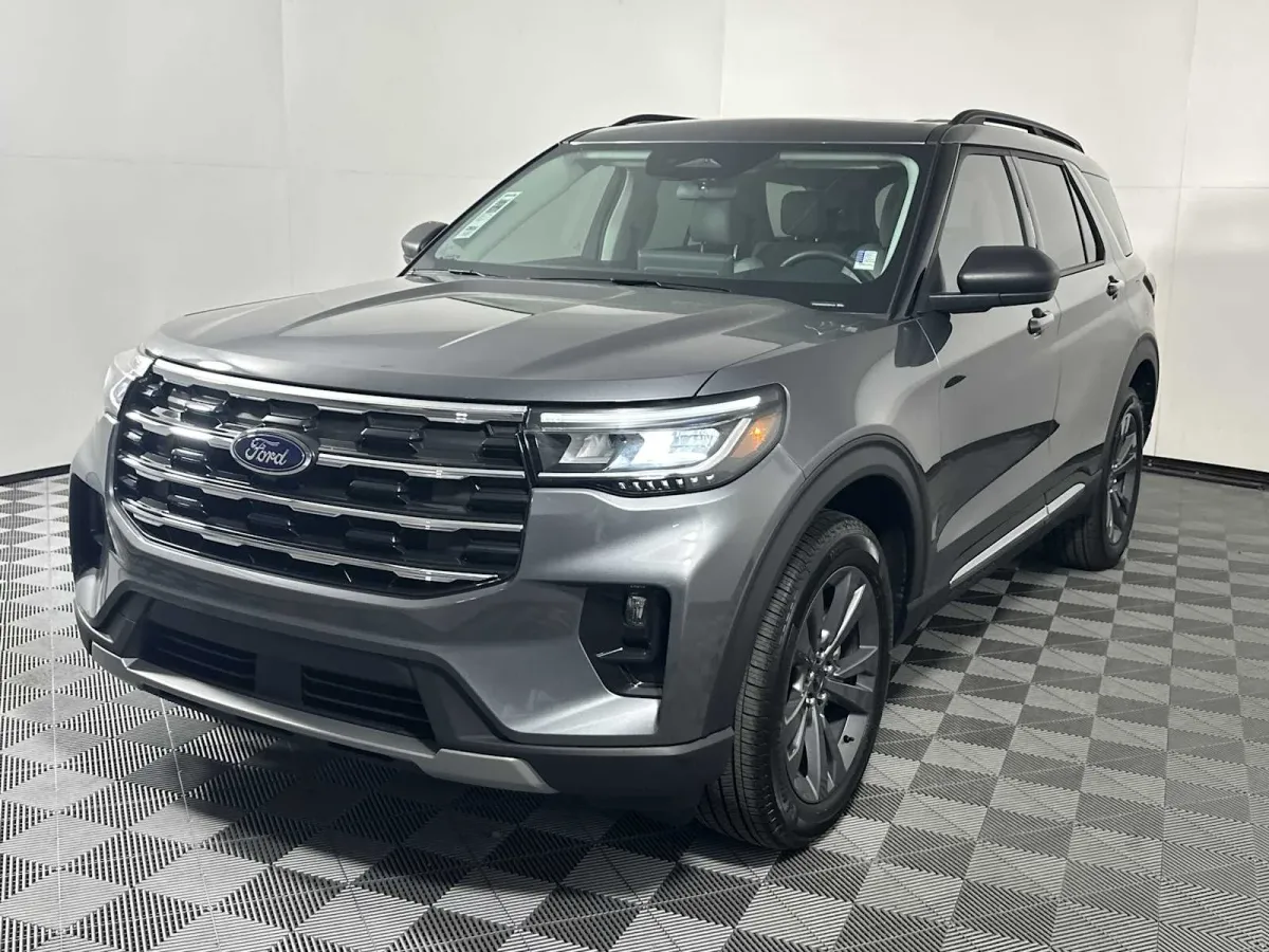 2025 Ford Explorer Active thumbnail 3