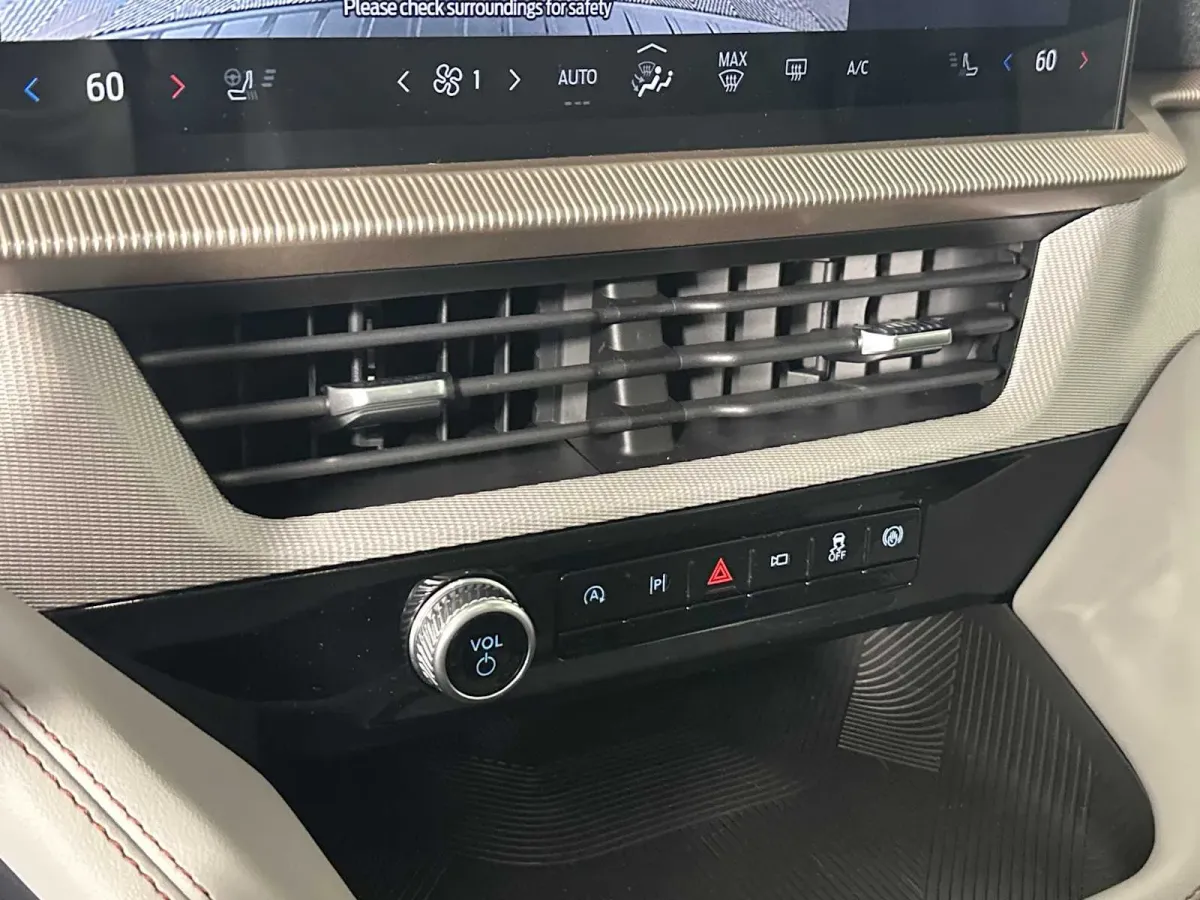 2025 Ford Explorer Active thumbnail 34