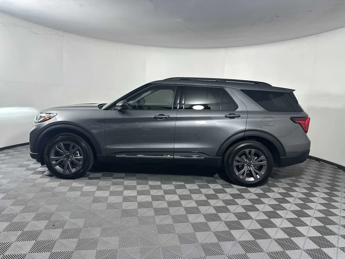2025 Ford Explorer Active thumbnail 4