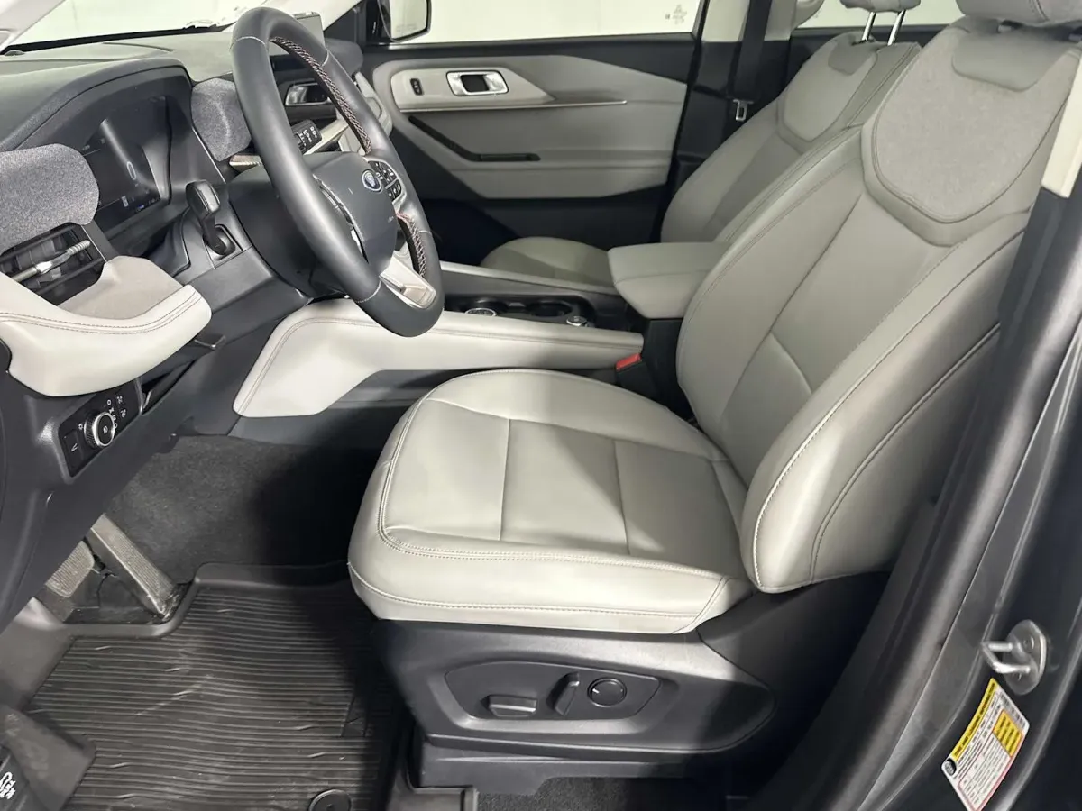 2025 Ford Explorer Active thumbnail 8