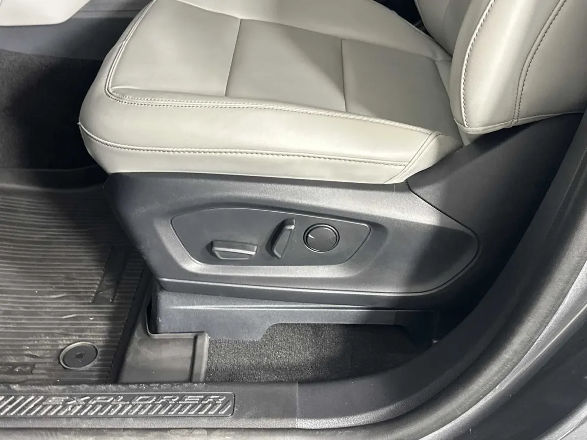 2025 Ford Explorer Active thumbnail 9