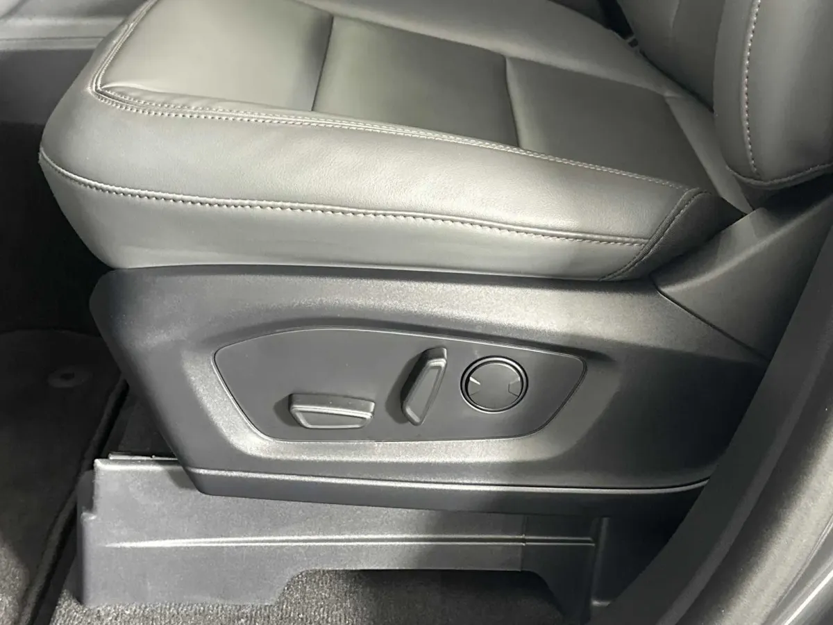 2025 Ford Explorer Active thumbnail 10