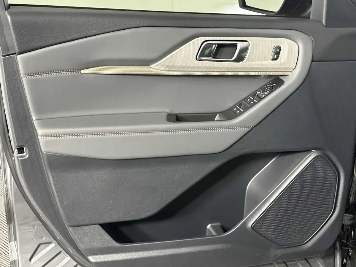 2025 Ford Explorer Active thumbnail 11
