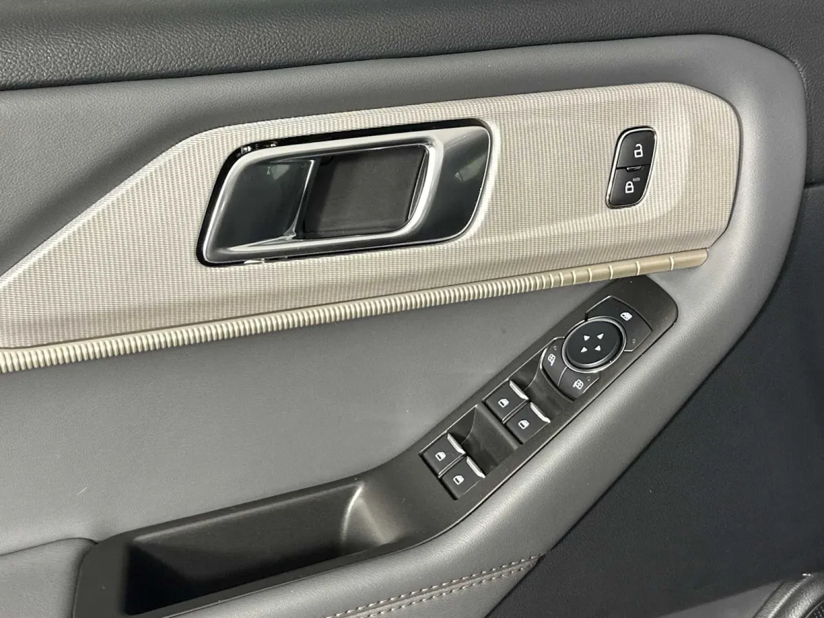 2025 Ford Explorer Active thumbnail 12