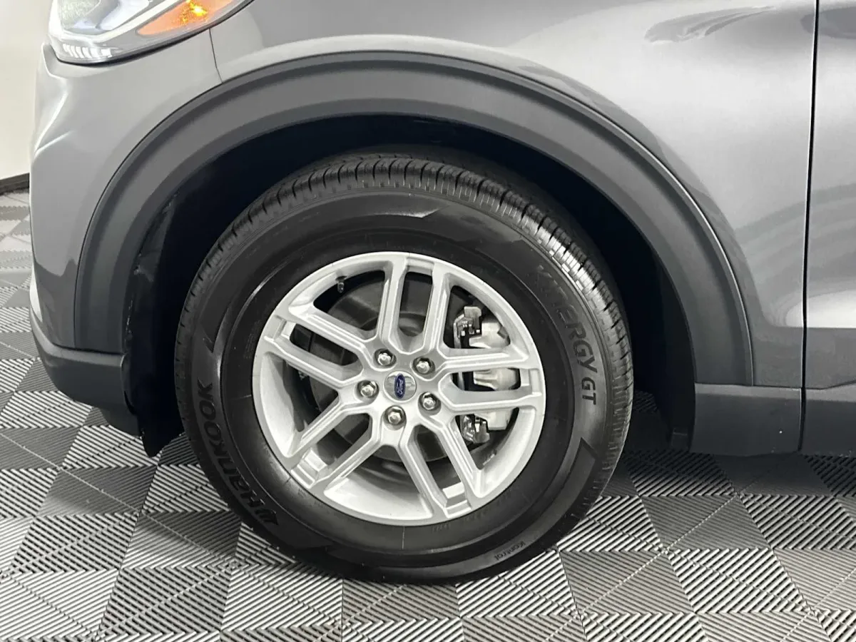 2025 Ford Explorer Active thumbnail 13