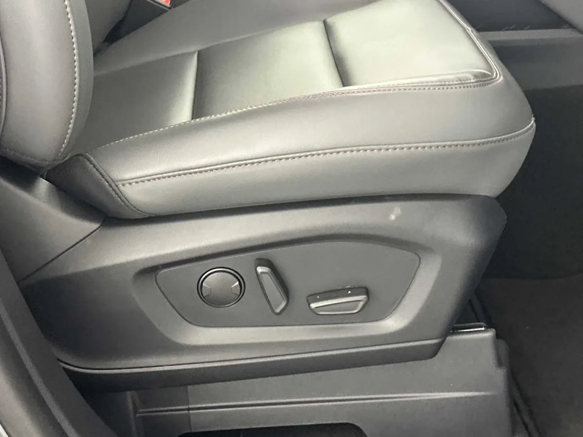 2025 Ford Explorer Active thumbnail 17