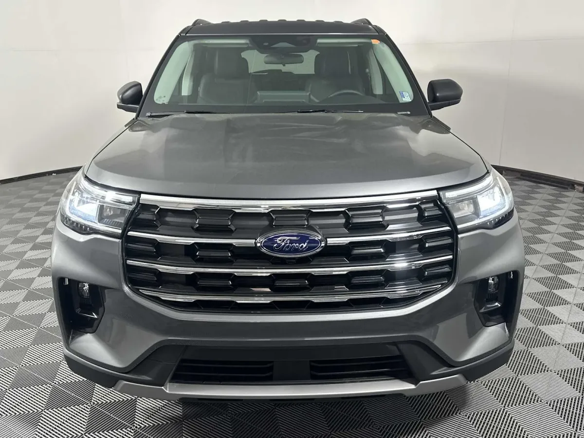 2025 Ford Explorer Active thumbnail 2