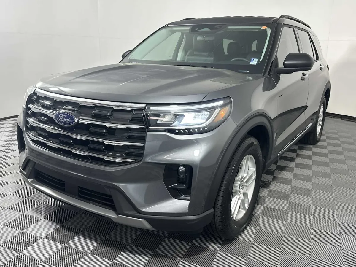 2025 Ford Explorer Active thumbnail 3