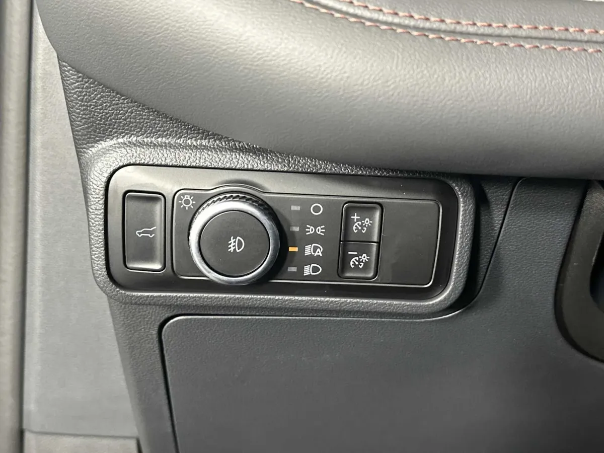 2025 Ford Explorer Active thumbnail 30