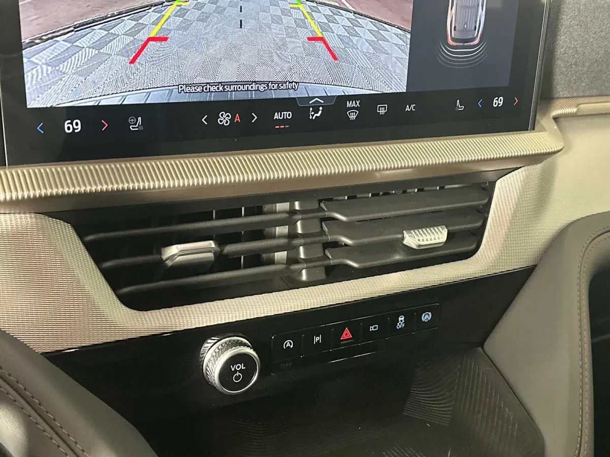 2025 Ford Explorer Active thumbnail 36