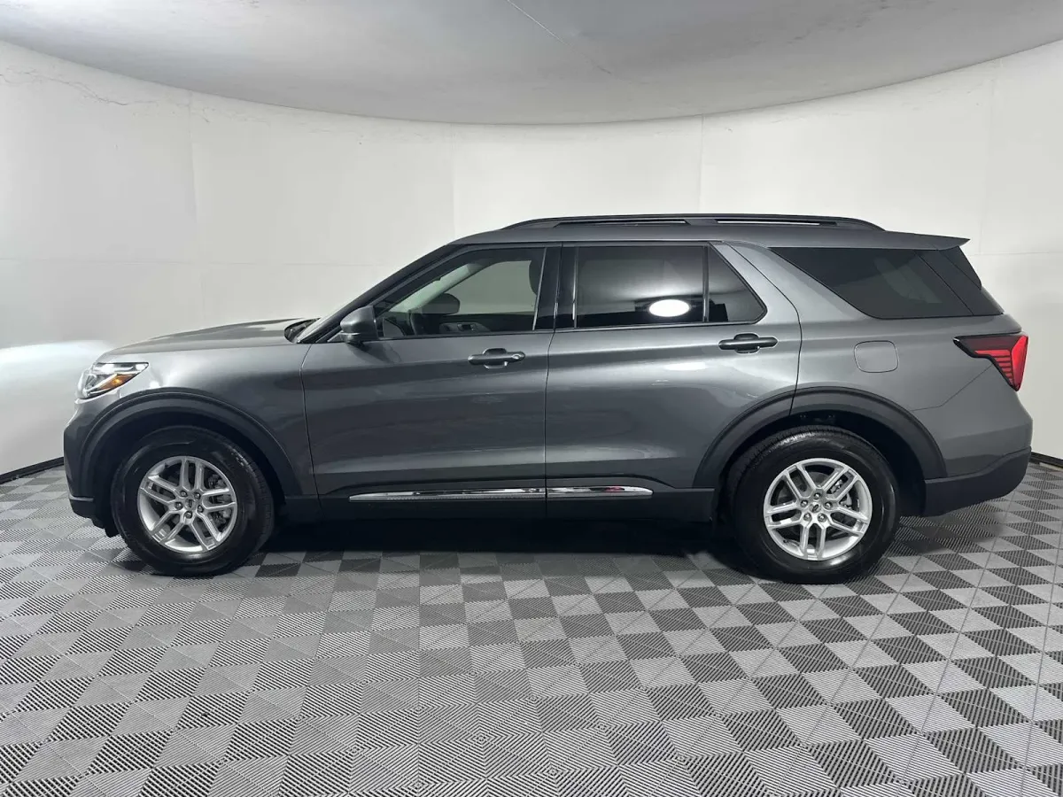 2025 Ford Explorer Active thumbnail 4