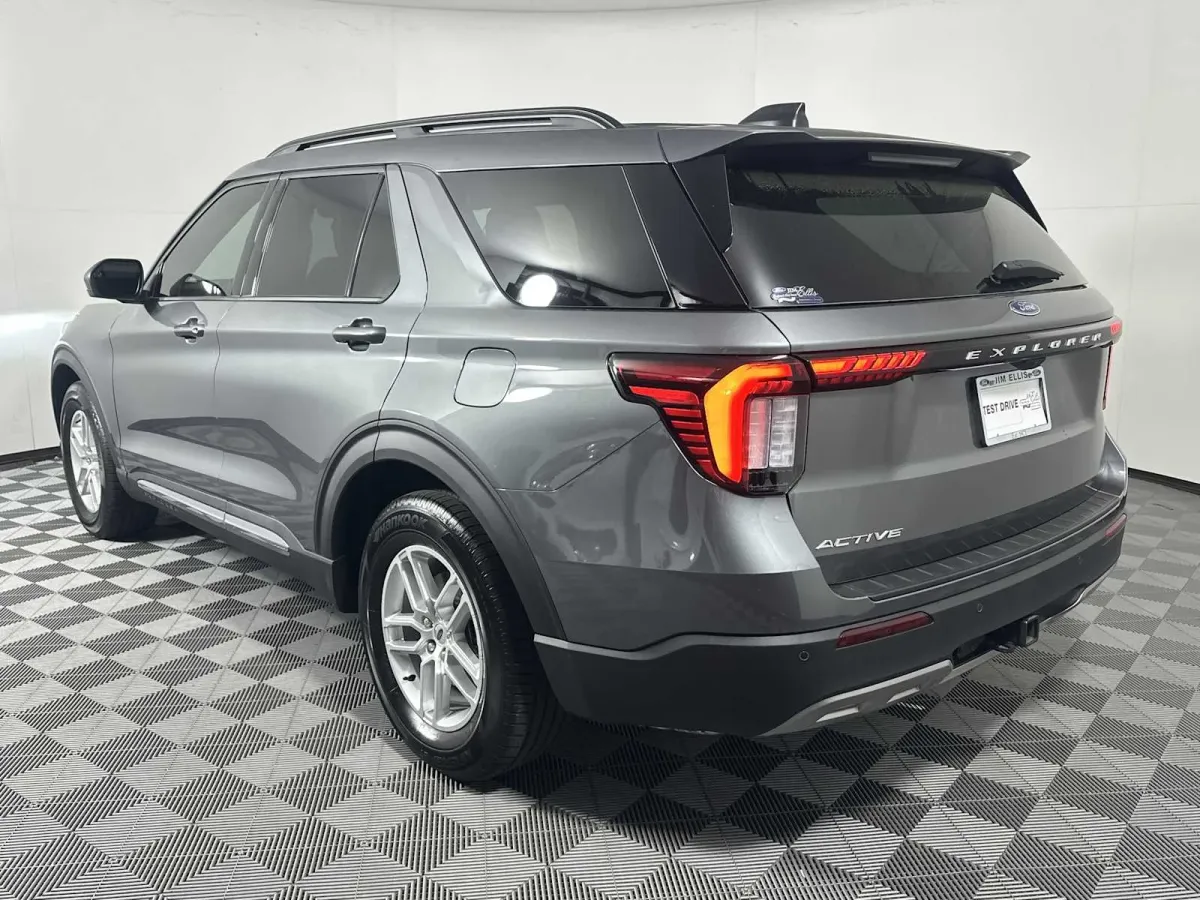 2025 Ford Explorer Active thumbnail 6