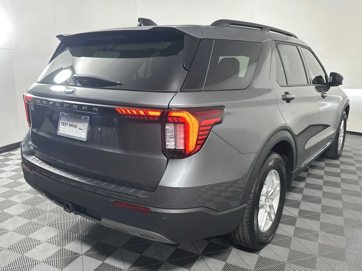 2025 Ford Explorer Active thumbnail 8