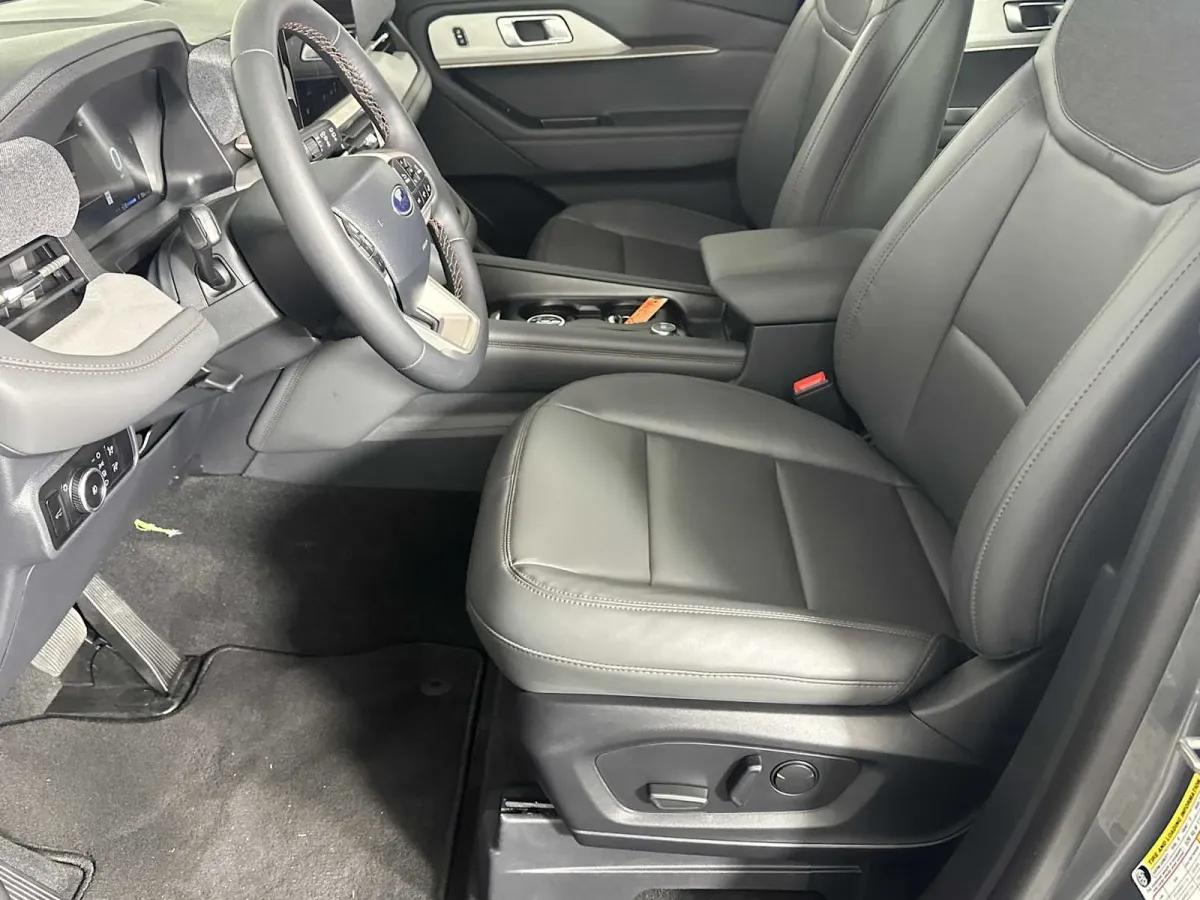 2025 Ford Explorer Active thumbnail 9