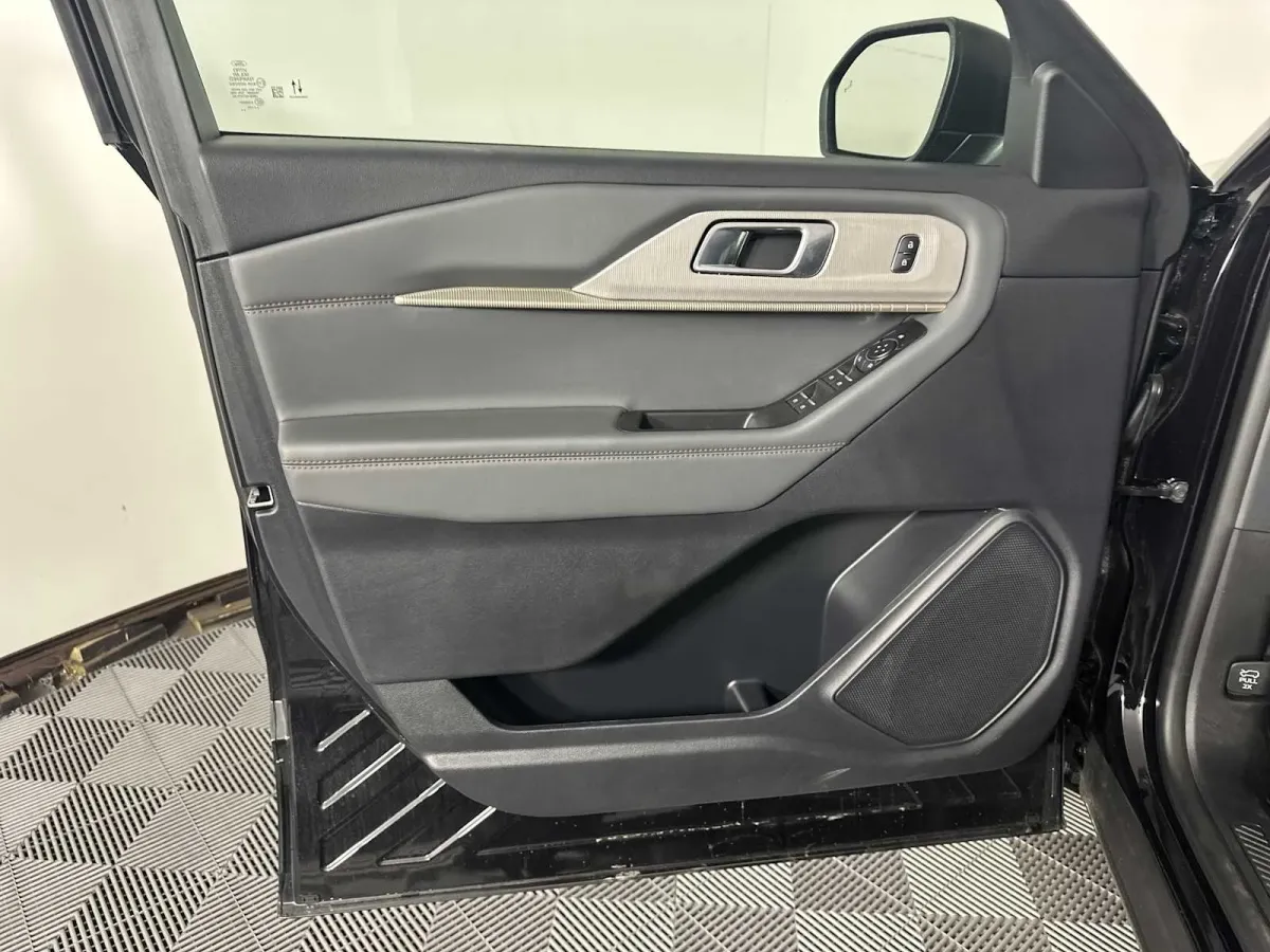 2025 Ford Explorer Active thumbnail 10
