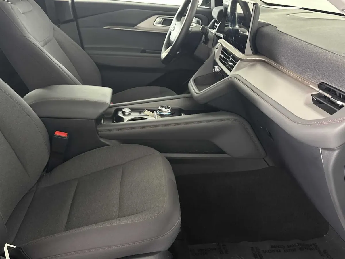 2025 Ford Explorer Active thumbnail 14