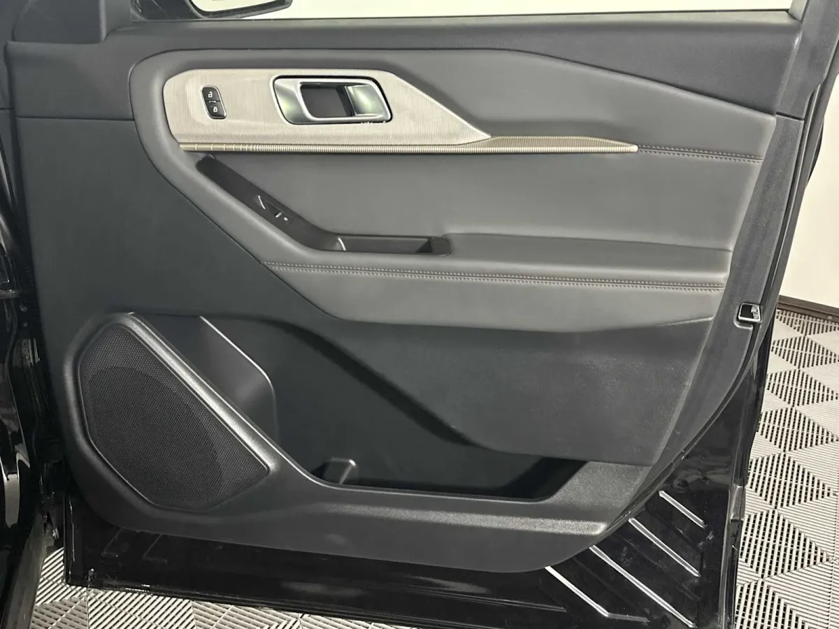 2025 Ford Explorer Active thumbnail 15